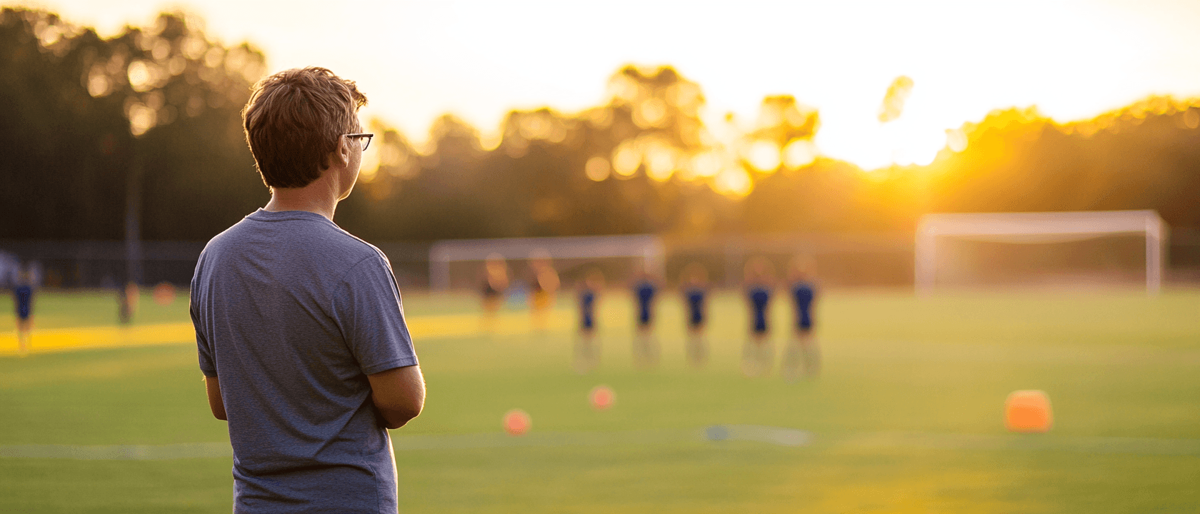 Elternteil beobachtet Jugendtraining am Spielfeldrand